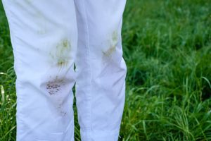 Hoe krijg je grasvlekken uit kleding